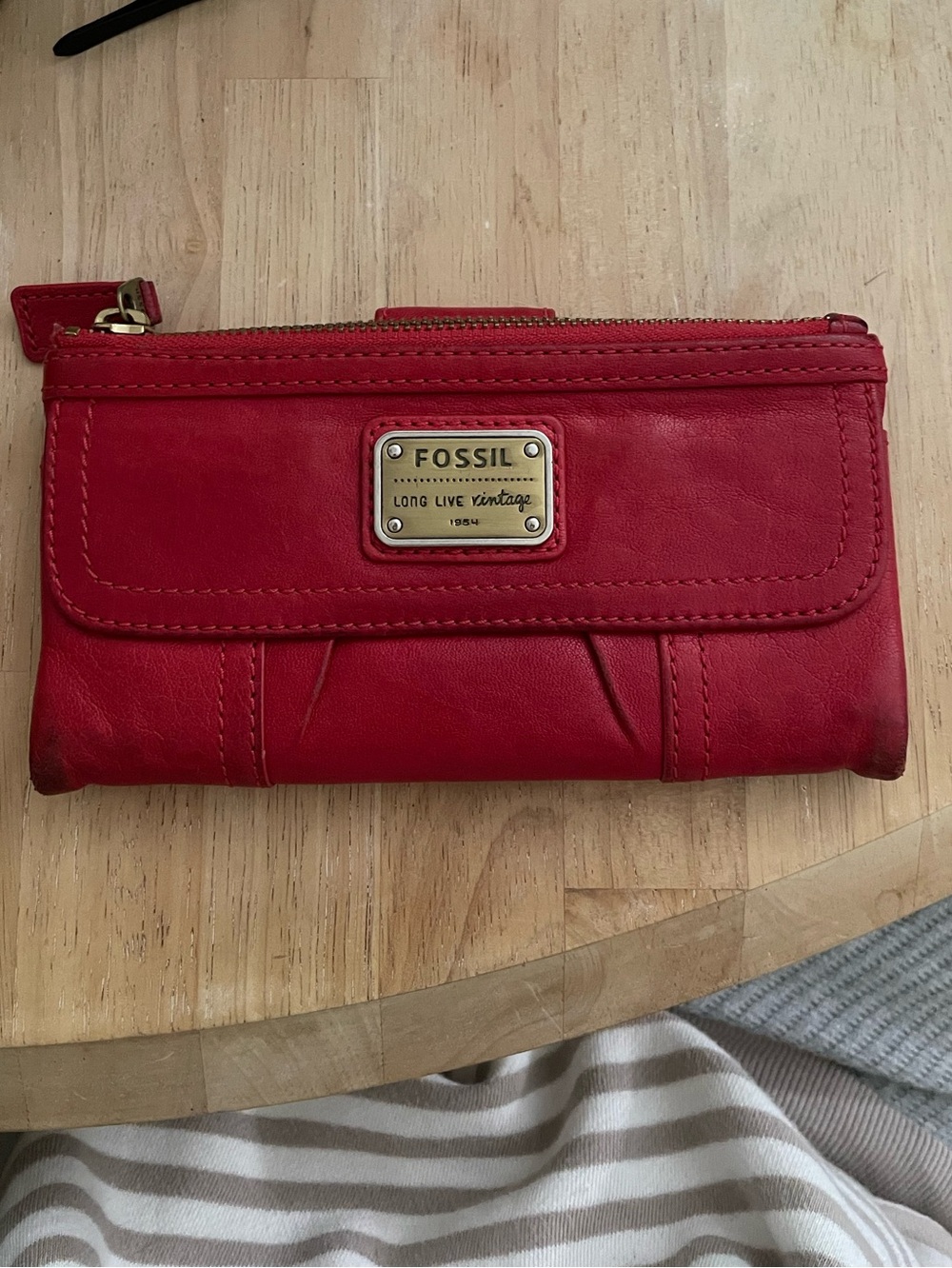 Fossil emory clutch
